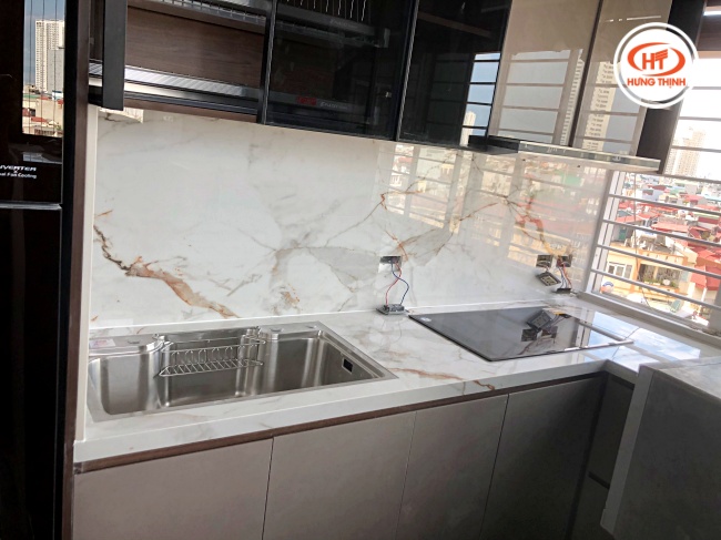Xu hướng ốp đồng bộ tường bếp và bàn bếp ngày càng được ưa chuộng