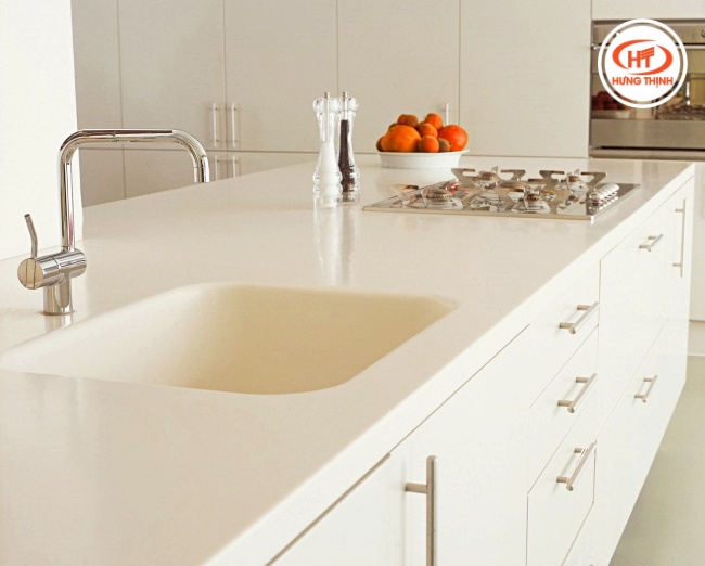 Đá mặt bàn bếp nhân tạo phù hợp với phong cách tân cổ điển
