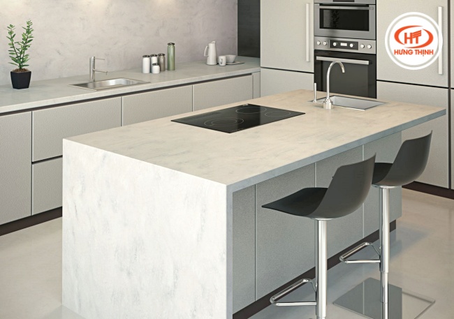 Khả năng phục hồi tuyệt vời của đá bếp Solid Surface sau khi được đánh bóng xóa vết xước cũ.