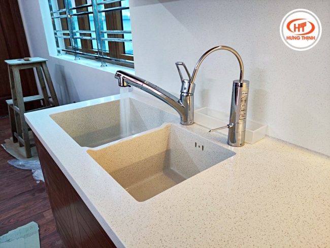 Đá bếp nhân tạo Terrazzo hạt mịn tông trắng nhã nhặn, phù hợp với không gian bếp tối giản.