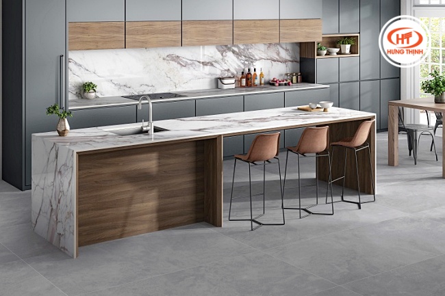 Ứng dụng tấm đá Nung kết vân đá Marble làm mặt bếp với kích thước lớn giúp bề mặt bếp liền khối, hạn chế tối đa đường nối