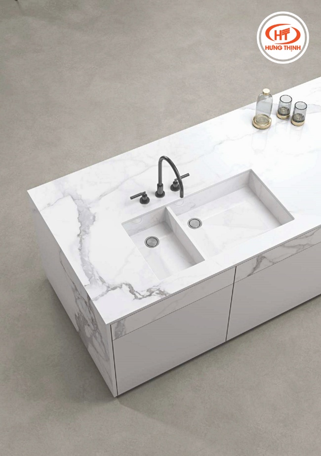 Cận cảnh bề mặt đá bếp nhân tạo nung kết với khả năng chống thấm xước và chịu nhiệt vượt trội