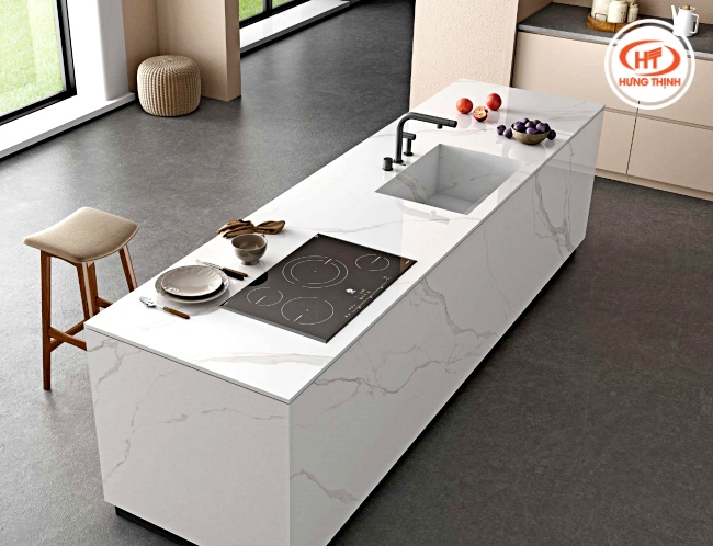 Bề mặt đá nung kết kháng khuẩn tuyệt đối, cho phép sửa soạn đồ ăn trực tiếp trên mặt bàn.