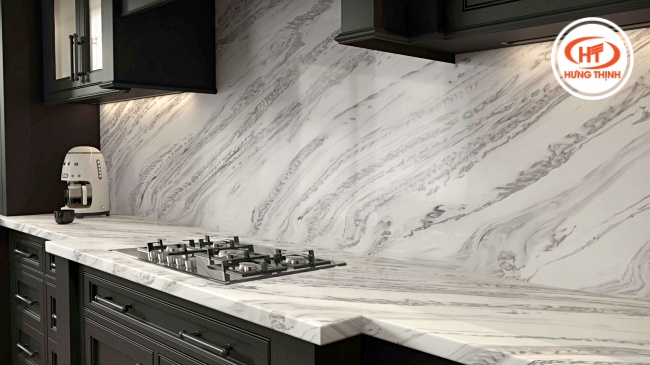 Mẫu mặt bếp Solid Surface gam màu sáng giúp mở rộng thị giác cho căn bếp nhỏ