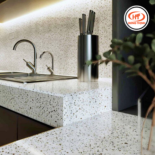 Cận cảnh các hạt đá phối màu trên bề mặt đá bếp Terrazzo nhân tạo.