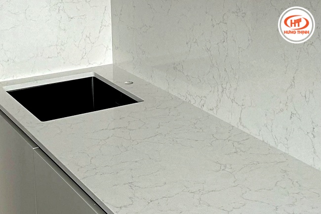 Mặt đá bếp nhân tạo Vicostone họa tiết vân đá tự nhiên tinh tế, tạo cảm giác thư thái và ấm cúng