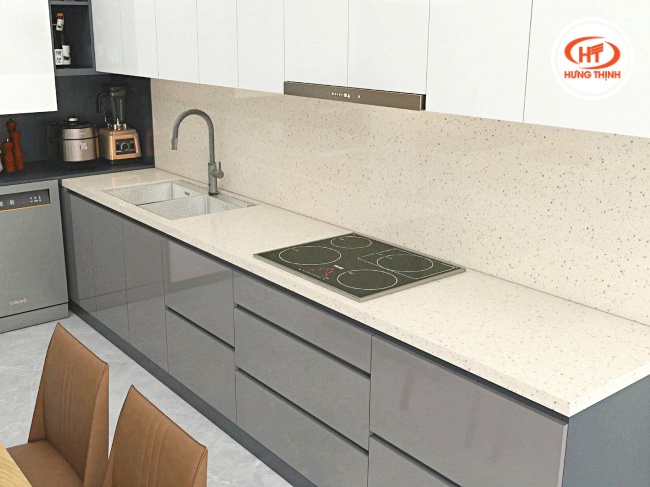 Tránh đặt nồi chảo nóng vừa lấy từ bếp lên mặt bếp
