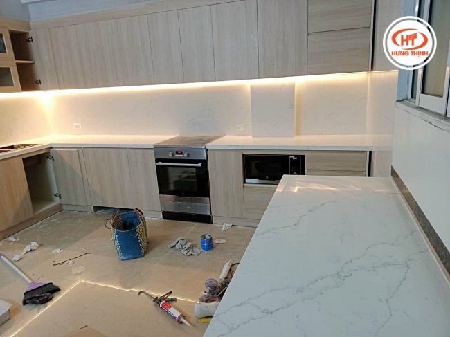 Bề mặt đá Nung kết mô phỏng vân đá bếp Marble có đặc chắc chống ngấm ố tuyệt đối, không bám màu thực phẩm và cực kỳ dễ vệ sinh