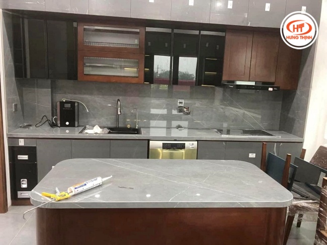 Thiết kế mẫu đá bếp đẹp, hiện đại sử dụng đá ốp cao cấp kết hợp đảo bếp tinh tế