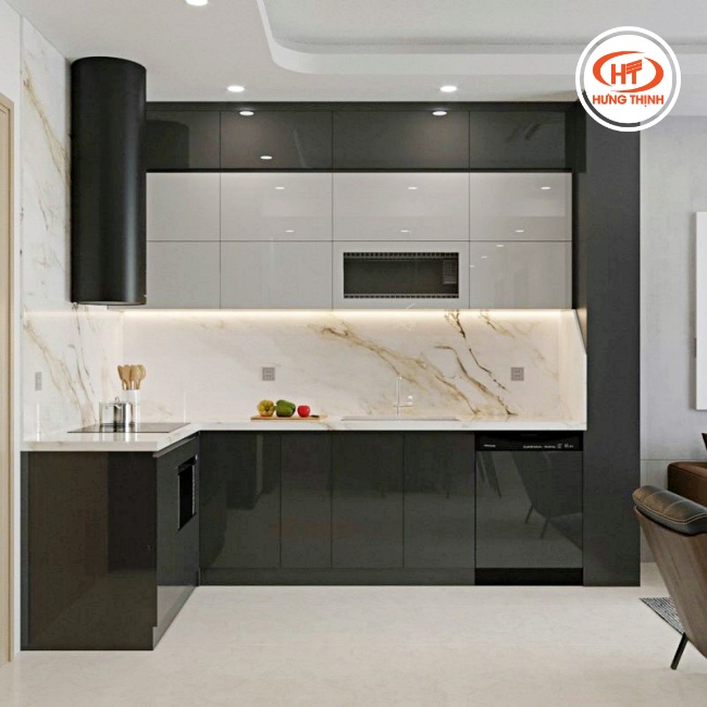 Sự kết hợp hoàn hảo giữa đèn LED âm tủ và mặt bếp đá nung kết, tôn vinh trọn vẹn từng đường vân mây tinh tế