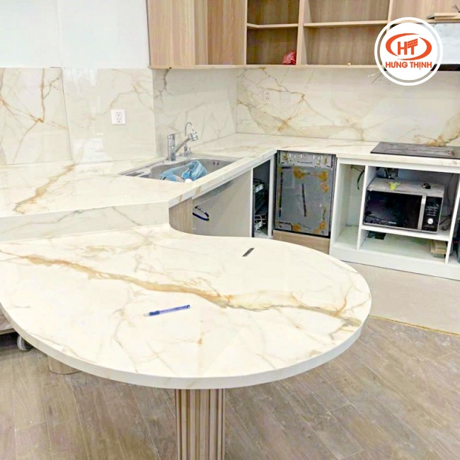 Đồng bộ chất liệu từ mặt bàn bếp đến tường bếp cho tổng thể kiến trúc hài hòa