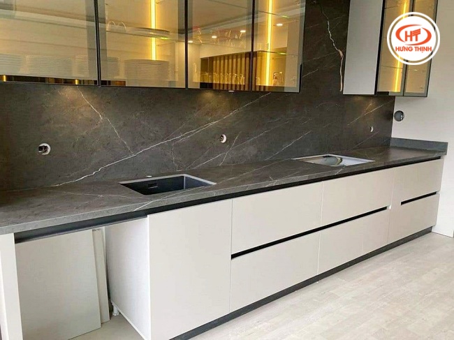 Mẫu đá ốp bếp màu xám phù hợp nhiều phong cách nội thất