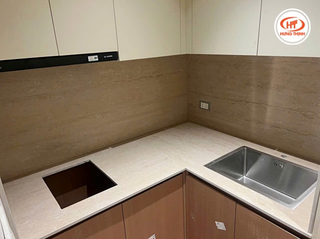 Mẫu đá ốp bàn bếp vân nổi bật kết hợp thiết kế tân cổ điển tinh xảo