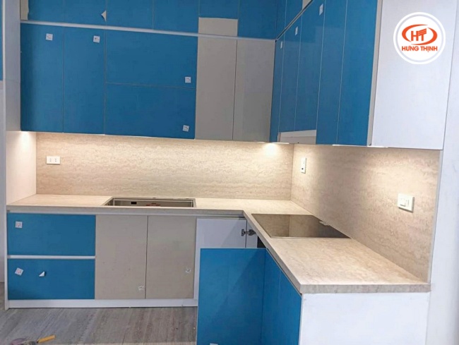 Các đường vân đá Marble ốp bếp chìm tinh tế trên nền đá nhám, mang lại chiều sâu mộc mạc và chân thật