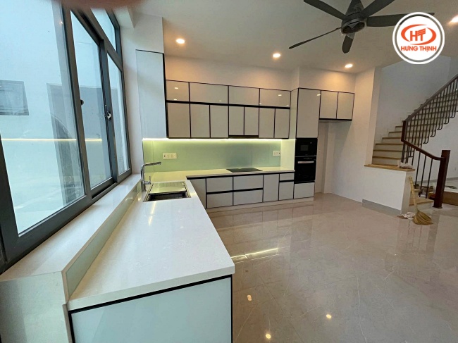 Mẫu đá ốp bàn bếp đẹp với thiết kế đơn giản, phù hợp phong cách tối giản