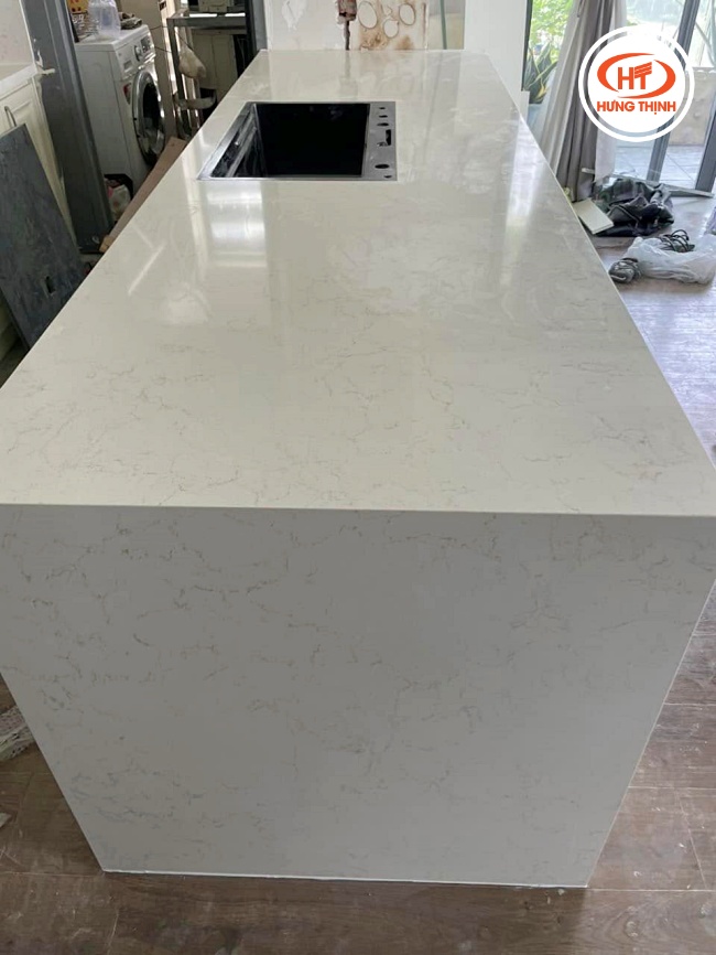 Dòng sản phẩm Vicostone mô phỏng những đường vân uyển chuyển, sắc nét sống động của đá Cẩm Thạch ốp bếp tự nhiên