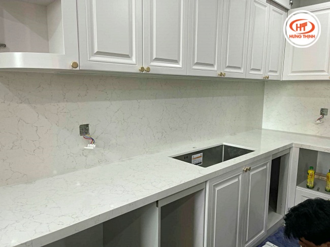 Điểm nhấn sang trọng cho toàn bộ không gian bếp với mặt đá Vicostone vân đá Marble bếp trắng sáng