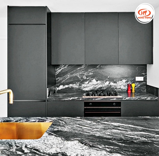 Không gian bếp sang trọng đẳng cấp với mặt bàn đá tự nhiên ốp bếp Granite Black Forest nổi bật bởi các đường vân trắng