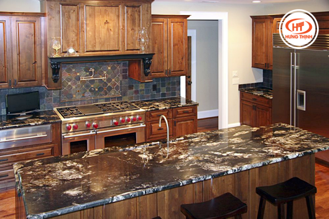 Bàn đảo đá Granite gam màu ấm áp, hoàn hảo cho các không gian bếp theo phong cách tân cổ điển