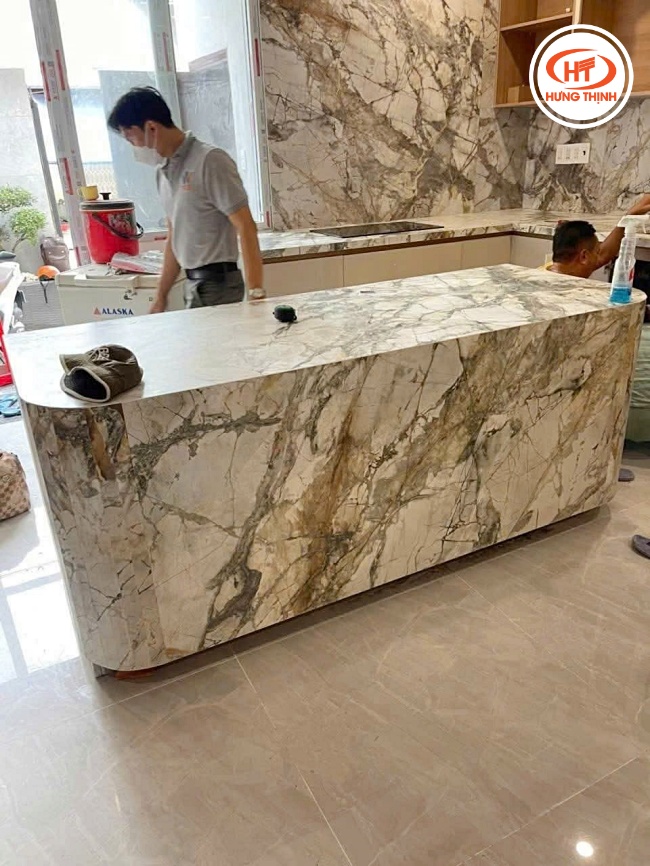 Ứng dụng ốp đá cho cả mặt bàn đảo lẫn phần ốp chân, tối ưu khối lượng công trình