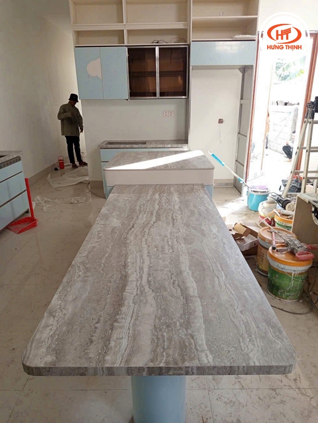 Bề mặt đá nhám giúp hạn chế lộ vết xước hay vết bám bẩn