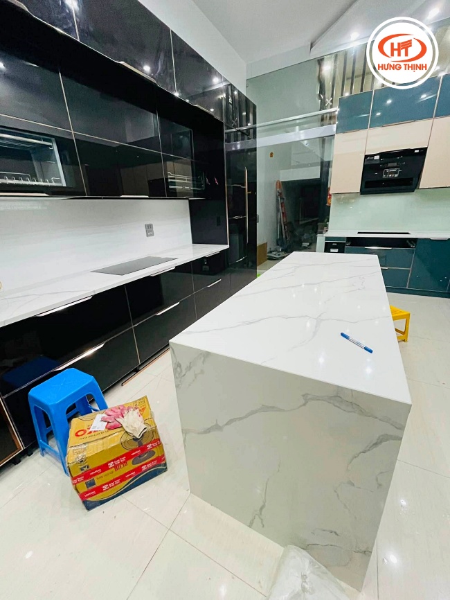 Bàn đảo đá Nung kết vân cẩm thạch tái hiện đường vân tự nhiên sắc nét, mang lại vẻ sang trọng cho không gian bếp mở