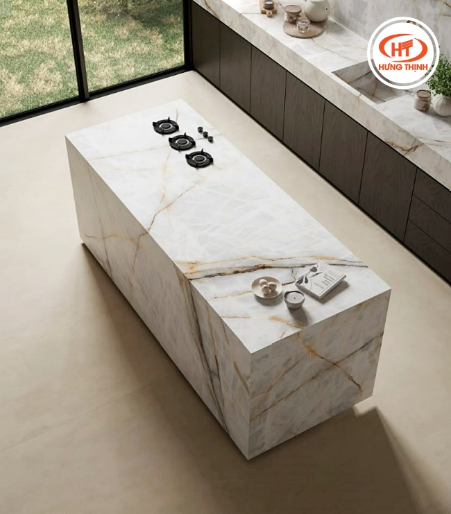 Vệ sinh bàn đảo đá hàng ngày bằng khăn mềm và dung dịch vệ sinh chuyên dụng