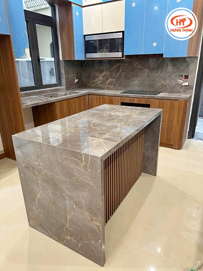 Đường vân chạy liền mạch từ mặt bàn xuống vách đứng, tạo tổng thể nguyên khối ấn tượng