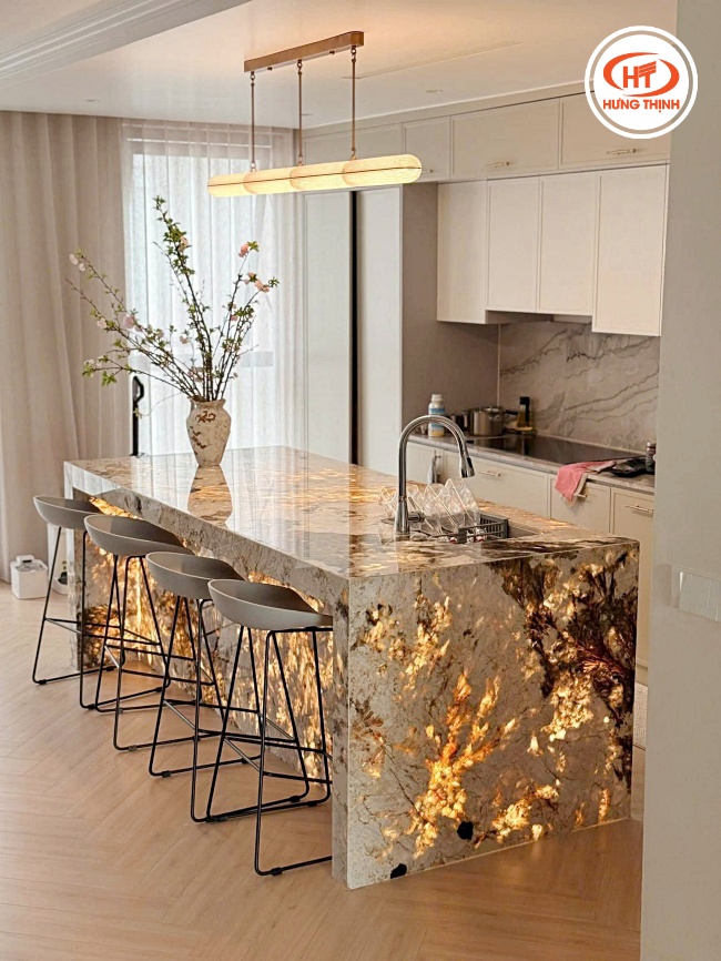 Bàn đảo đá Thạch Anh xuyên sáng được nhiều gia chủ lựa chọn vì vẻ đẹp sang trọng, quý phái