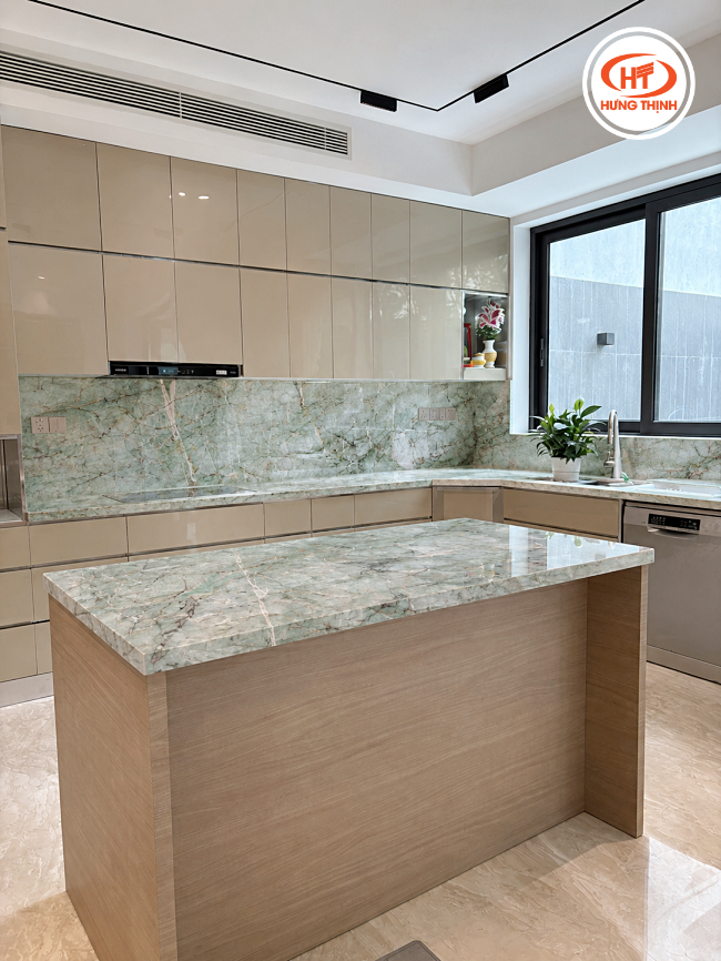 Bàn đảo bếp mặt đá Thạch Anh mang tính thẩm mỹ cao nhờ hệ vân tự nhiên độc đáo