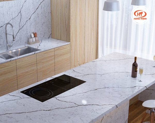 Bàn đảo bếp mặt đá thường tách biệt với khu bếp chính và có thể tích hợp bồn rửa hoặc bếp nấu để tối ưu công năng
