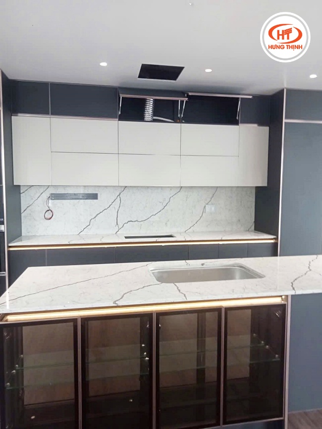 Bàn đảo đá tích hợp chậu rửa với khả năng chống thấm và chống bám bẩn vượt trội của Vicostone giúp tối ưu công năng sơ chế
