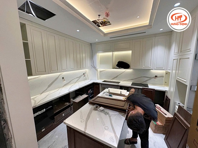 Đảo bếp mặt đá Vicostone với bề mặt trắng điểm những đường vân xám tinh tế, phù hợp cho phong cách nội thất tối giản