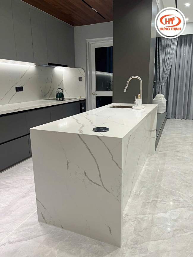 Thiết kế đảo bếp tiện dụng kết hợp mặt đá bếp đẹp, tối ưu công năng sử dụng