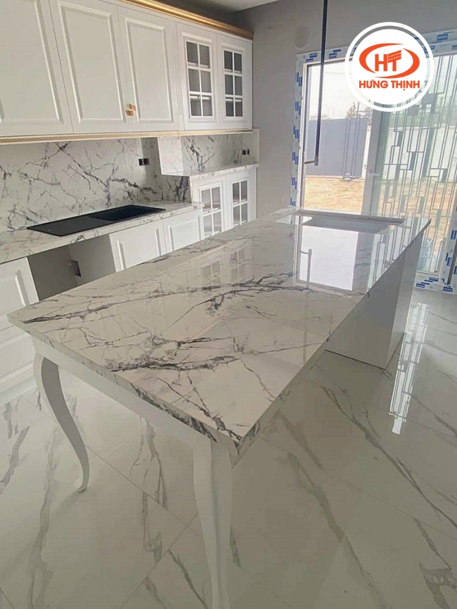 Đá Nung kết với khổ đá lớn, giúp giảm mối nối so với các mẫu đá bếp thông thường