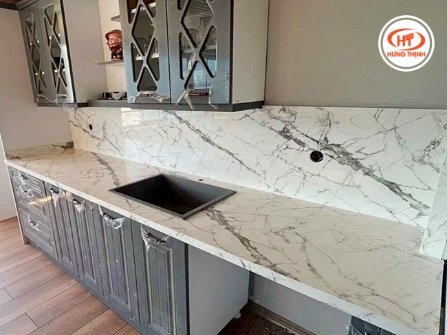 Màu trắng của đá bếp giúp mang lại cảm giác rộng rãi cho căn bếp 