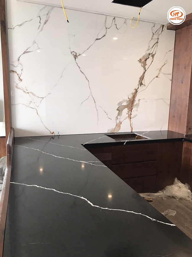 Mặt đá bếp vicostone BQ8740 kết hợp tường bếp đá nung kết Macchia