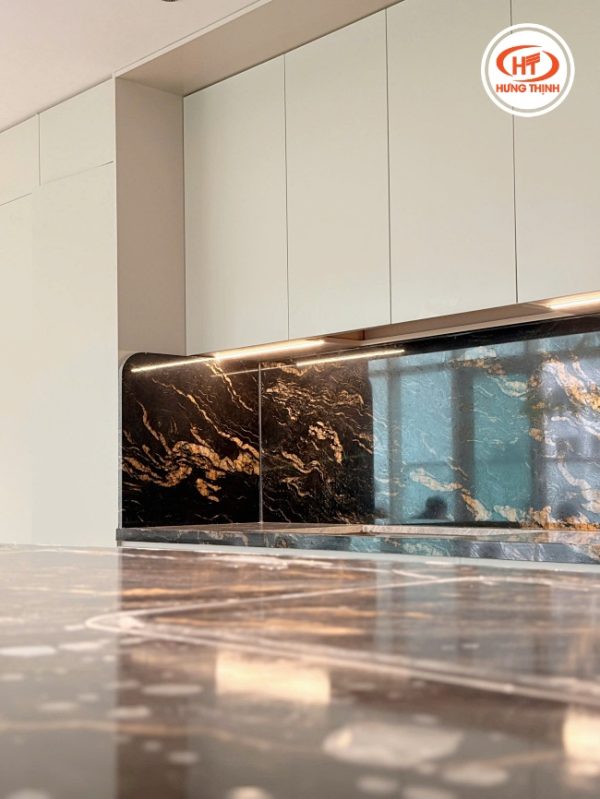 thuc te da bep granite titanium gold 02