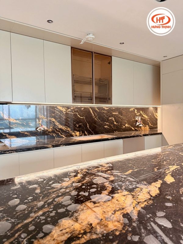 thuc te da bep granite titanium gold 03
