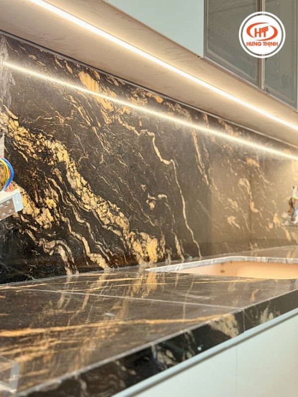 thuc te da bep granite titanium gold 06