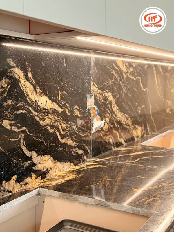 thuc te da bep granite titanium gold 07