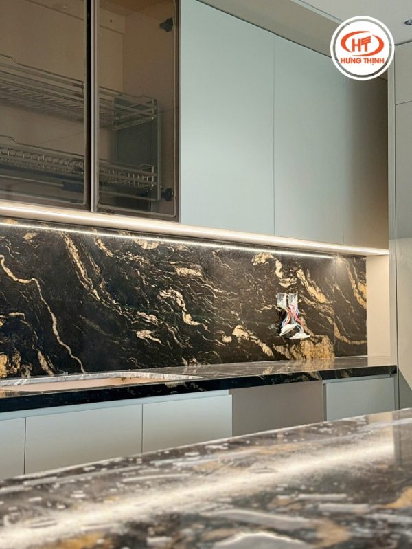 thuc te da bep granite titanium gold 09