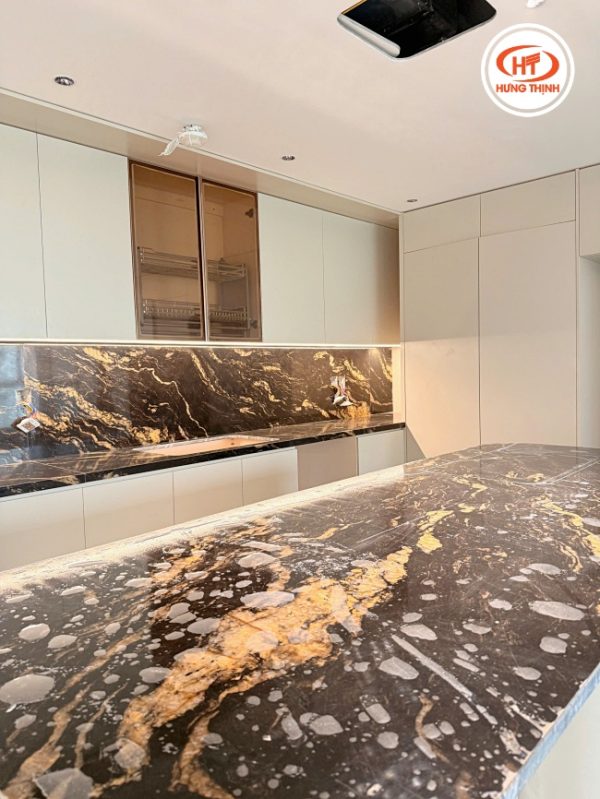 thuc te da bep granite titanium gold 10