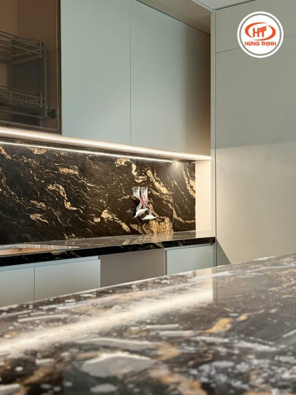 thuc te da bep granite titanium gold 13