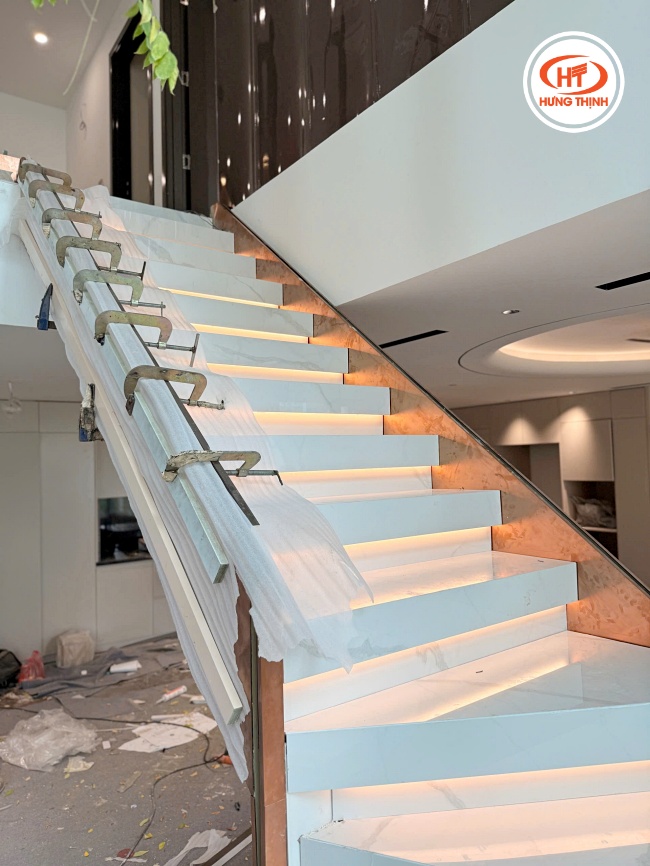 Cầu thang đá Nung Kết Suite Carrara màu trắng hợp với không gian tổng thể