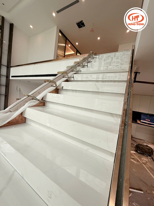 Nẹp cố định U kệ kính cầu thang với mặt bậc ốp đá Nung Kết Suite Carrara