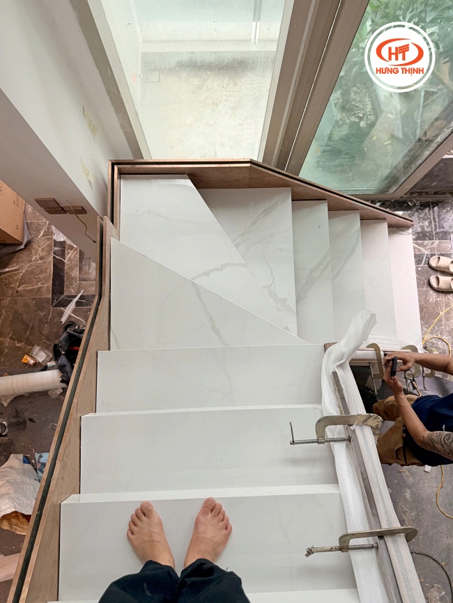 Thi công đá ốp cầu thang Nung Kết Suite Carrara