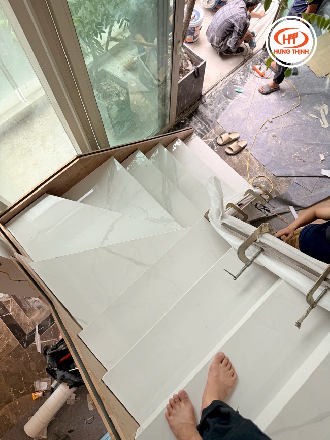 Quá trình thi công đá nhân tạo Nung Kết Carrara cho cầu thang