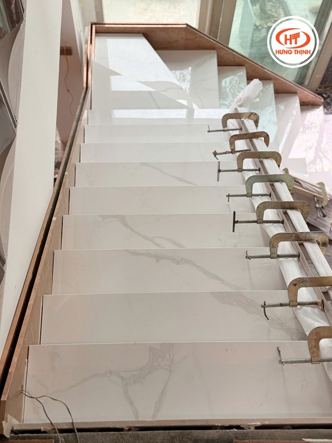 Công trình thi công cầu thang đá Nung Kết Suite Carrara cho gia chủ