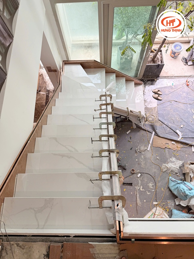 Đá Nung Kết cầu thang Suite Carrara màu trắng tạo hiệu ứng thị giác không gian rộng